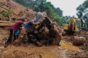 Siden fredag har dele af indisk delstat været afskåret fra omverdenen, fordi veje er oversvømmet efter regn.