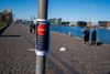 Skilte fortæller om opholdsforbud ved Islands Brygge i København. »Man må gerne bøje sig ned for at snøre sine sko,« siger vicepolitiinspektør Jesper Bangsgaard fra Københavns Politi ifølge Ritzau. Foto: Martin Sylvest/Ritzau Scanpix