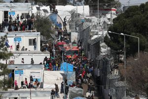 Omkring 41.000 flygtninge og migranter opholder sig i disse dage på forskellige græske øer i Det Ægæiske Hav, hvor de venter på at få deres asylsag behandlet. Nødhjælpsorganisationer frygter, at coronasmitten spreder sig i lejrene, hvor de sanitære forhold i forvejen er under stor kritik. Foto: Elias Marcou/Reuters  