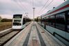 Problemer med at få driften af Grenaabanen stabilt i gang skal afhjælpes med færre tog i myldretiden. På billedet er det letbanetog på Ryomgård station. Arkivfoto: Tobias Nicolai.