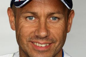 Den 41-årige danske speedwaykører styrtede i en polsk ligakamp, og Nicki Pedersen skal undersøges af læge. 