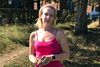 Laura Johnston og hendes mand har installeret videoovervågningsudstyr i boligen, efter at det i sidste uge kom frem, at der skal bo migranter i militærlejren, som de bor op til. Foto: Carsten Ellegaard
