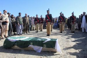 Analyse: Taliban vil have Pakistan til at standse opførelsen af et grænsehegn på 2.670 km. I weekenden blev mindst fem pakistanske soldater dræbt i et angreb fra den afghanske side af grænsen.