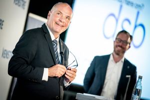 Venstres formand, Jakob Ellemann-Jensen, har gennem valgkampagnen afvist tanken om en regering over midten, som statsminister Mette Frederiksen ellers har lagt op til. På valgaftenen vil V-profilen Søren Gade dog ikke afvise tanken. 