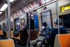 Passagerer i offentlig transport skal mange steder dække ansigtet til for at undgå coronasmitte. Der er dog stadig tvivl om effekten af mundbind. Foto: Jeenah Moon/Getty Images/AFP