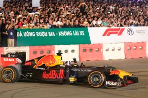 
David Coulthard viser en ældre Red Bull-bil frem i Hanoi i Vietnam i april i år. Om et års tid køres det første løb i Vietnams hovedstad. Foto: Nam Nguyen/AFP/Ritzau Scanpix 