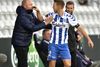 OB's anfører Kenneth Emil Petersen havner ofte i små skænderier og konflikter med modstanderne i løbet af kampene i Superligaen. Her forsøger han at lukke munden på AGF’s tidligere træner Glen Riddersholm til en kamp i september 2016. Arkivfoto: Lars Poulsen/Polfoto