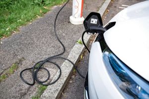 Inflation og højere energipriser gør det særligt dyrere at være ejer af en elbil, viser udregning.