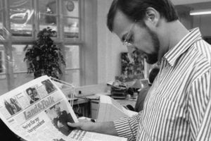 Ole Sohn med DKP's avis Land og Folk, da avisen lukkede i 1990.
