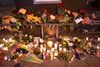 Der er lagt blomster på stedet, hvor Mia Skadhauge Stevn natten til søndag sidst blev set, da hun steg ind i en bil ved Netto på Vesterbro i Aalborg. Foto: Bo Amstrup/Ritzau Scanpix