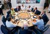 Statslederne samlet. Nederst med ryggen til EU-præsident Van Rompuy, derefter med uret rundt: Formand for EU-Kommissionen Barosso, Japans premierminister, Abe, Tysklands kansler, Merkel, Ruslands præsident, Putin, Storbritanniens premierminister, Cameron, USA’s præsident, Obama, Frankrigs præsident, Hollande, Canadas premierminister, Harper, Italiens premierminister, Letta. Foto: ves Herman/AP