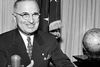 Præsident Harry S. Truman annoncerer over radioen, at Japan den 1. september 1945 har overgivet sig. Forinden lod USA to atombomber falde over Hiroshima og Nagasaki.