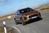 Den nye Macan har samme form som Cayenne – bare mindre. Frontklap og det øverste af forskærmene er bygget ud i ét – det skaber et mere robust udseende, vurderer Porsche. Foto: Porsche