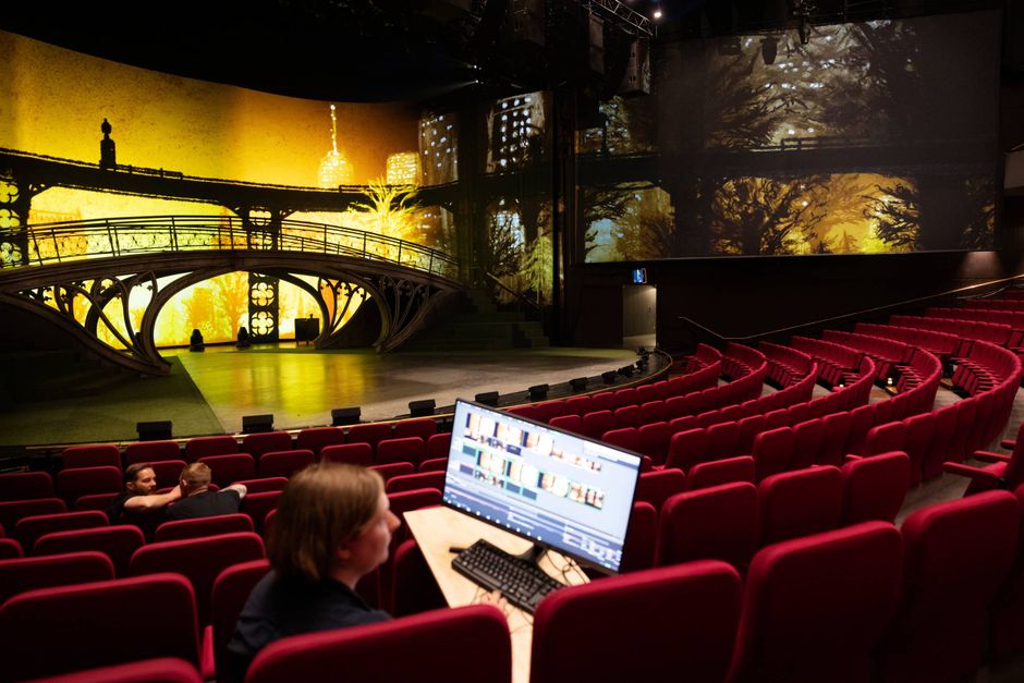 En ny teknolog, Theatremax, fik premiere på Østre Gasværk Teater med musicalen ”Hair”. Nu kan også publikum i Aarhus opleve, hvad fremtidens teater kan, og det kan det glæde sig til, siger teaterchef.