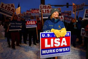 Republikaneren Lisa Murkowski er tæt på genvalg i Alaska. Demokratiske stemmer kan sikre hende sejren.