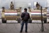 Pigtråd og pansrede mandskabsvogne på Tahrir-pladsen i Kairo. Mange egyptere forbinder nu politisk ustabilitet med demokrati og tiljubler den stabilitet, som forbindes med militæret. Arkivfoto: Amr Abdallah Dalsh/Reuters