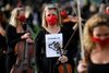 Musikere mødtes til en protestkoncert foran parlamentet i London. De er trætte af, at de ikke kan optræde under coronakrisen. Store dele af kulturlivet i Storbritannien lider under krisen. Foto: Toby Melville/Reuters