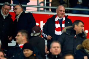 Den forhenværende, nu løsladte Bayern-præsident Uli Hoeneß var onsdag tilskuer til opgøret mellem FC Bayern München og FSV Mainz. Foto: Matthias Schrader/AP