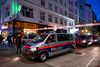 Police officers block a street after exchanges of gunfire in Vienna, Austria November 3, 2020. Mindst fire mennesker dræbt i den østrigske hovedstad. Adskillige bevæbnede mænd åbnede ild forskellige steder i Wien på den sidste aften inden coronalukning. Det skriver Ritzau, tirsdag den 3. november 2020.. (Foto: RADOVAN STOKLASA/Ritzau Scanpix)