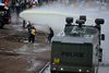 Ifølge politiet blev fem personer dræbt af en hob af mennesker, der kastede sten mod dem, da de blev taget i at stjæle under sammenstødene mellem politi og støtter. Vidner og medarbejdere på et lighus i Nairobi siger dog, at politiet skød de fem. Foto: Brian Iganga/AP