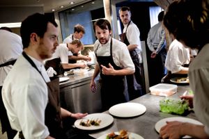 Nomachef René Redzepi (i midten) er blevet synonym med (gen)opfindelsen af det nordiske køkken. Det har regnet med Michelinstjerner over Noma, der fire gange er kåret som verdens bedste restaurant.