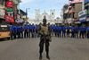 Srilankansk militær står vagt foran en af kirkerne i Colombo, hvor terrorbomberne blev detoneret. Foto: Dinuka Liyanawatte/Reuters