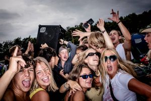Britiske festivaler melder klar til at byde gæster velkommen til august, mens danske arrangører fortsat planlægger sommerens begivenheder i uvished. 