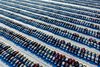 Parkeringspladsen i Shenyang Auto City rummer flere end 10.000 biler, der venter på at komme ud til forhandlerne. Der blev i fjor solgt 22 mio. nye biler i Kina eller tæt på det dobbelte af bilsalget i Europa. Foto: AP