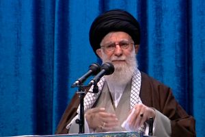 Den magtfulde ayatollah Ali Khamenei har ledt fredagsbønnen i Irans hovedstad for første gang siden 2012. 
