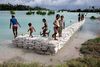 Østaten Kiribati mellem Hawaii og Australien spåes i løbet af nogle årtier at være ubeboelig på grund af global opvarmning. Nye beregninger indikerer dog, at det stadig kan være muligt at redde de lavtliggende østater. Foto: Polfoto Finn Frandsen
