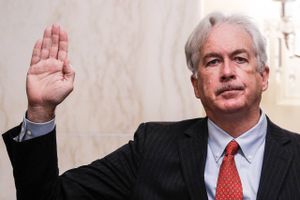 Chefen for CIA, William Burns, er på rekordtid blevet hjørnestenen i USA’s politik over for Rusland. Nu fortæller hans venner og tidligere kollegaer om manden, der dukker op de mærkeligste steder i verden i kampen for at ødelægge Ruslands præsident, Vladimir Putin.