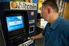 Bitcoin-automaten ligner en forstørret udgave af en normal kontantautomat. Her kan man veksle rigtige penge til digitale – eller veksle bitcoins fra sin digitale pengepung til rigtige kontanter.