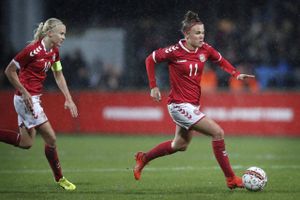Landskamp på Slagelse stadion: Danmark - Finland. Danmarks Pernille Harder og Katrine Veje.