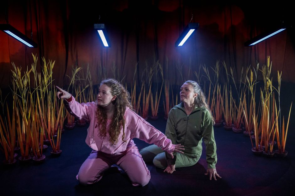 Hvorfor har vi svært ved at skabe en virkelig hurtig og effektiv grøn omstilling? Det er Teatret Svalegangen, der stiller spørgsmålet med sin nye forestilling "Historien om mig". Den har premiere den 1. april.  