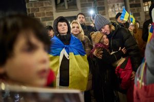 I omegnen af 300 mødte fredag op i silende regn for at tænde et lys i mørket på årsdagen for krigen i Ukraine.