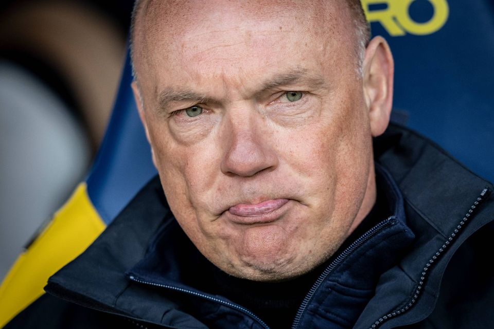 Uwe Röslers trup er for smal til at være et tophold. Det siger han i ...