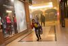 Folk måtte flygte fra livet, da terrorister skød om sig i Westgate-centeret i Nairobi. Mindst 72 blev dræbt.