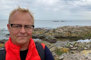 50 år torsdag: Sebastian Mernild – en af de mest markante klimaforskere i Danmark – tilbringer noget af sin 50-års fødselsdag i et fly. Men han er selv begyndt at leve mere grønt, og han håber, at han med sin formidling kan være med til at skubbe til en grøn forandring. 