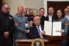 Donald Trump var omgivet af arbejdere fra stålindustrien, da han torsdag i det ovale værelse underskrev beslutningen om at pålægge straftold på importeret stål og aluminium. Foto: AP/Susan Walsh