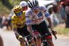 Slovenske Tadej Pogacar og Jonas Vingegaard i gult på vej op ad den næstsidste stigning Col de Spandelles på torsdagens etape. Den 25-årige dansker bliver i udlandet overdynget med ros for sin sportslige præstation og den eksemplariske sportsånd, han fremviste på 18. etape. Foto: Thomas Samson/AFP