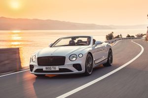 Bentley er klar med den nye, åbne Continental GT Convertible, der har W12-motor, undervogn styret af 48-volts-system og 10 kvadratmeter ædeltræ i kabinen.