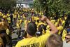 Brøndby IF skal spille pokalfinale for første gang siden 2008 - og endda mod ærkerivalen FC København. Det har fået de blå og gule fans til at møde talstærkt op ved Kongens Nytorv for at marchere sammen mod Parken. Foto: Niels Hougaard.