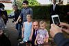 Alex Salmond var et populært fotoemne under sit uanmeldte besøg i East Glasgow.