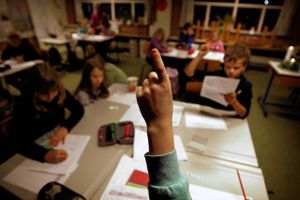 En opgørelse over forsøgsordninger på folkeskoleområdet skaber balance i regnskabet mellem rød og blå minister. Dansk Folkeparti kræver forsøgsstop.