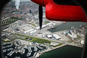 Vindmøller yderst på Østhavnen bliver enden på vandfly i Aarhus C, vurderer operatøren Nordic Seaplanes. Forpersonen for byrådets klima- og bæredygtighedsudvalg fastslår, at der skal være vindmøller på Aarhus Havn.