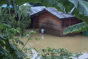 Mindst 14 personer har mistet livet som følge af voldsom monsunregn i Cox's Bazar i Bangladesh.
