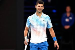 Novak Djokovic har stadig bøvl med baglåret, men han spiller endnu på et højt niveau og nærmer sig Rune-møde.