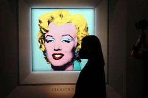 Andy Warhols portræt af Marilyn Monroe blev tirsdag nat det dyreste billede fra det 20. århundrede nogensinde.