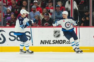 To mål i første periode var nok for Winnipeg Jets i opgør mod Arizona Coyotes.
