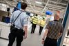 Politiet var mandag i Ikea i Skejby ved Aarhus for at tjekke, om der var for mange mennesker tæt på hinanden. Foto: Christian Lykking
